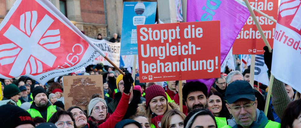 An der Demonstration beteiligten sich mehrere Wohlfahrtsverbände von der AWO bis zur Caritas.