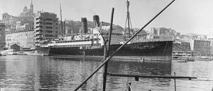 Das Passagierschiff „Gouverneur General Jonnart“, das mehrere Radiosender der Freien Zone beherbergte, liegt im alten Hafen von Marseille, Frankreich, um 1940.