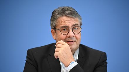 ARCHIV - 27.10.2020, Berlin: Sigmar Gabriel (SPD), Vorsitzender der Atlantik-Brücke e.V., spricht über die Situation in den USA vor der Präsidentschaftswahl. (zu dpa: «Ex-SPD-Chef Gabriel für Rheinmetalls Aufsichtsrat nominiert») Foto: Britta Pedersen/dpa-Zentralbild/dpa +++ dpa-Bildfunk +++
