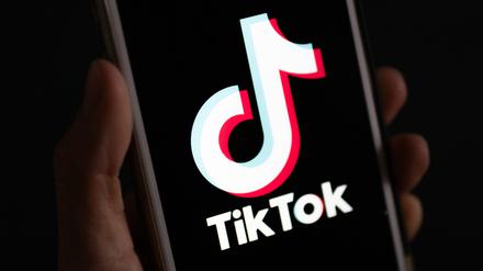 Auf einem Smartphone wird das Logo der Plattform Tiktok angezeigt. 