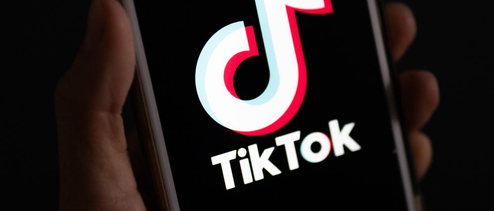 Auf einem Smartphone wird das Logo der Plattform Tiktok angezeigt.