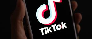 Auf einem Smartphone wird das Logo der Plattform Tiktok angezeigt.