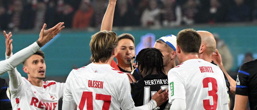 Deyovaisio Zeefuik (Mitte) sieht die Rote Karte und wird dafür drei Pokal-Spiele gesperrt.