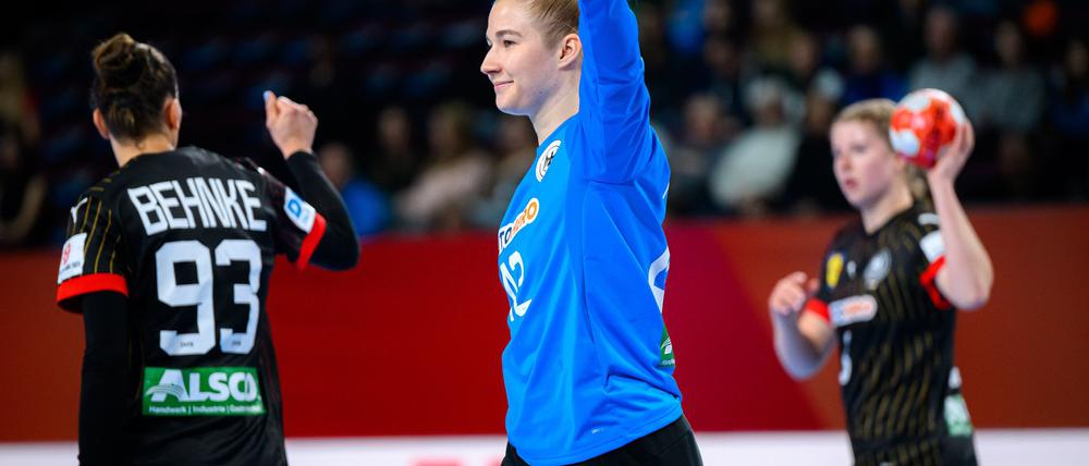 Die deutschen Handballerinnen gewinnen bei der EM gegen die Schweiz