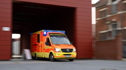 Wer missbräuchlich einen Rettungswagen alarmiert, obwohl eigentlich nur ein Hausarztbesuch angebracht ist, kann zur Kasse gebeten werden. (Symbolfoto)