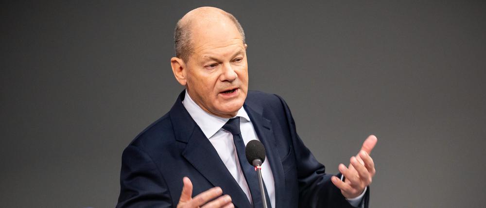 Bundeskanzler Olaf Scholz (SPD) spricht bei einer Befragung der Bundesregierung im Plenarsaal im Bundestag.
