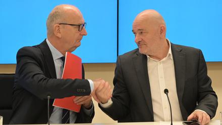 Brandenburgs Ministerpräsident Dietmar Woidke (SPD, l.) schüttelt Robert Crumbach, Landesvorsitzender des BSW Brandenburg, im Brandenburger Landtagsgebäude die Hand. 