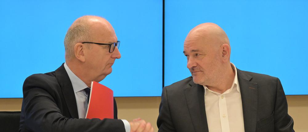 Brandenburgs Ministerpräsident Dietmar Woidke (SPD, l.) schüttelt Robert Crumbach, Landesvorsitzender des BSW Brandenburg, im Brandenburger Landtagsgebäude die Hand.