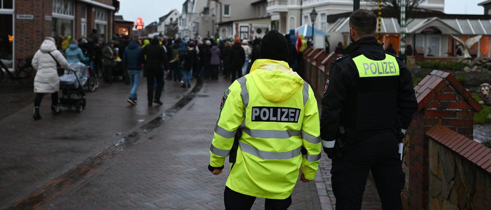 Die Polizei beobachtet die Veranstaltung Klaasohm auf der Nordseeinsel Borkum.