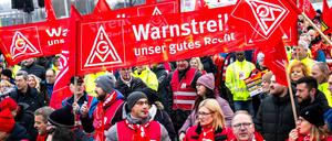Bereits am vergangenen Montag waren bei VW fast 100.000 Mitarbeiter an neun Standorten in den Warnstreik getreten 