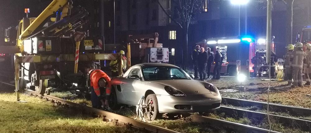 Ein Porsche steht auf dem Gleisbett an der Bornholmer Straße.