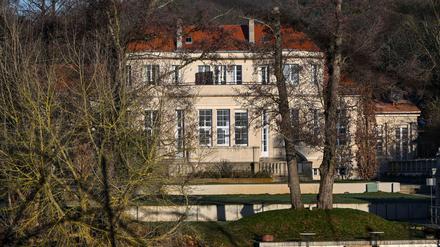 Blick auf die Villa am Lehnitzsee im Potsdamer Stadtteil Neu Fahrland. In dem Haus hat sich zu DDR Zeiten eine Kinderklinik befunden. 