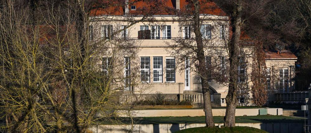 Blick auf die Villa am Lehnitzsee im Potsdamer Stadtteil Neu Fahrland. In dem Haus hat sich zu DDR Zeiten eine Kinderklinik befunden. 