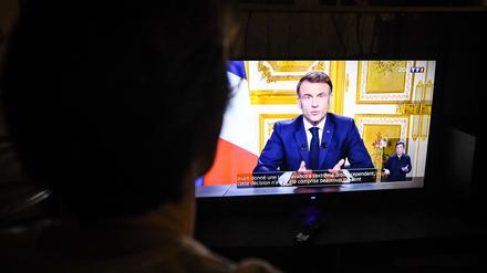 Emmanuel Macron im Fernsehen (Symbolbild)