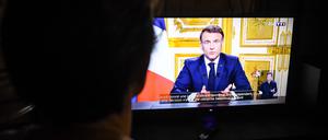 Emmanuel Macron im Fernsehen (Symbolbild)
