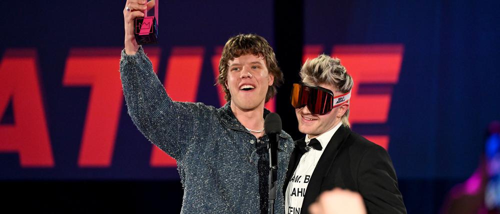Eine Krone für zwei Künstler: Zartmann und Ski Aggu freuen sich über Auszeichnung als „Bester Alternative Song“