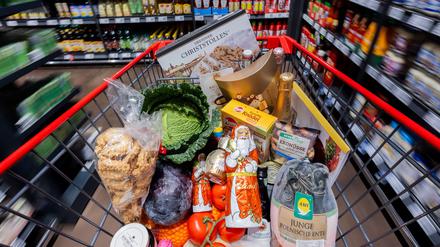 Viele Kunden wollen beim Weihnachtseinkauf in diesem Jahr auf günstigere Preise achten.