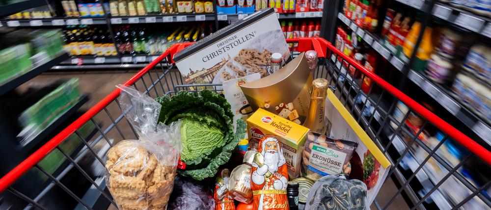 Viele Kunden wollen beim Weihnachtseinkauf in diesem Jahr auf günstigere Preise achten.