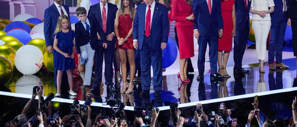 Donald Trump im Kreise seiner Familie beim Parteitag der Republikaner in Milwaukee. (Archivbild)