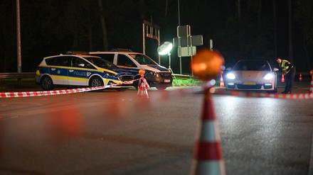 Die Bundespolizei kontrolliert einen Pkw am Grenzübergang.