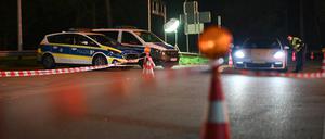 Die Bundespolizei kontrolliert einen Pkw am Grenzübergang.