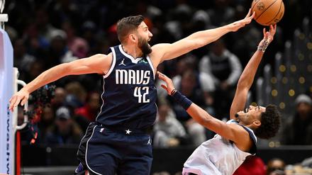 Maxi Kleber (l) überzeugte beim Sieg der Dallas Mavericks bei den Washington Wizards vor allem defensiv.