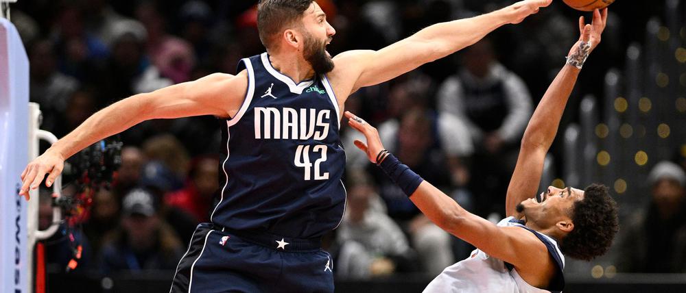Maxi Kleber (l) überzeugte beim Sieg der Dallas Mavericks bei den Washington Wizards vor allem defensiv.