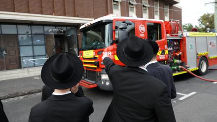 Die australische Polizei ermittelt nach einem offenkundigen Brandanschlag auf eine Synagoge in Melbourne gegen zwei maskierte Täter. 