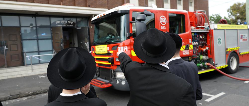 Die australische Polizei ermittelt nach einem offenkundigen Brandanschlag auf eine Synagoge in Melbourne gegen zwei maskierte Täter.