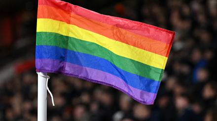 Haltung zeigen. Eine Regenbogenflagge in Bournemouth. 
