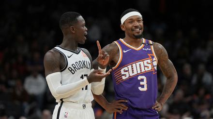 Dennis Schröder (l) und die Brooklyn Nets sollen 2025 in China spielen.