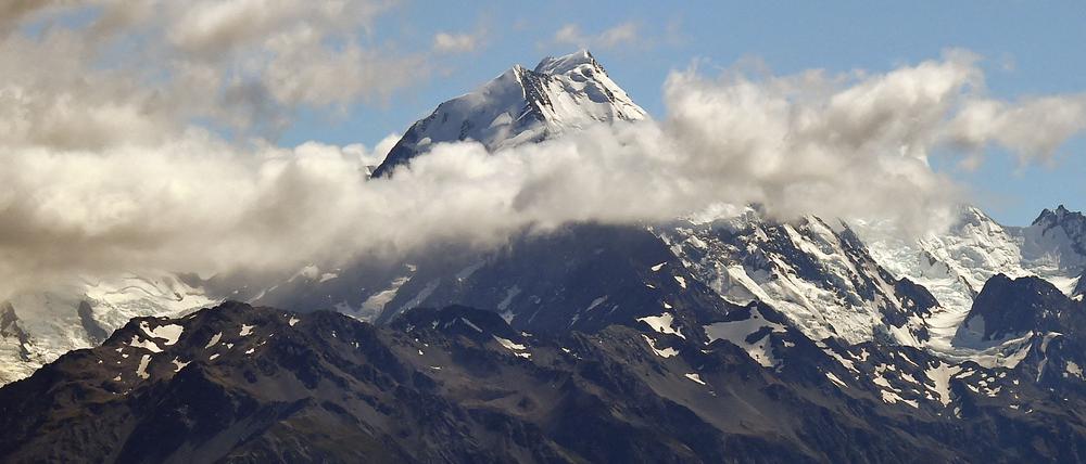 Die drei auf dem höchsten Berg Neuseelands vermissten Bergsteiger aus den USA und Kanada sind nach Angaben der Polizisten wahrscheinlich zu Tode gestürzt.
