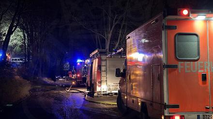 Ein Brand auf dem Gelände eines Dachdeckerbetriebs führte in der Nacht zu einem größeren Einsatz für die Berliner Feuerwehr. 