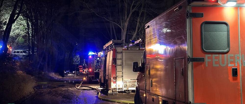 Ein Brand auf dem Gelände eines Dachdeckerbetriebs führte in der Nacht zu einem größeren Einsatz für die Berliner Feuerwehr. 
