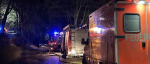 Ein Brand auf dem Gelände eines Dachdeckerbetriebs führte in der Nacht zu einem größeren Einsatz für die Berliner Feuerwehr.