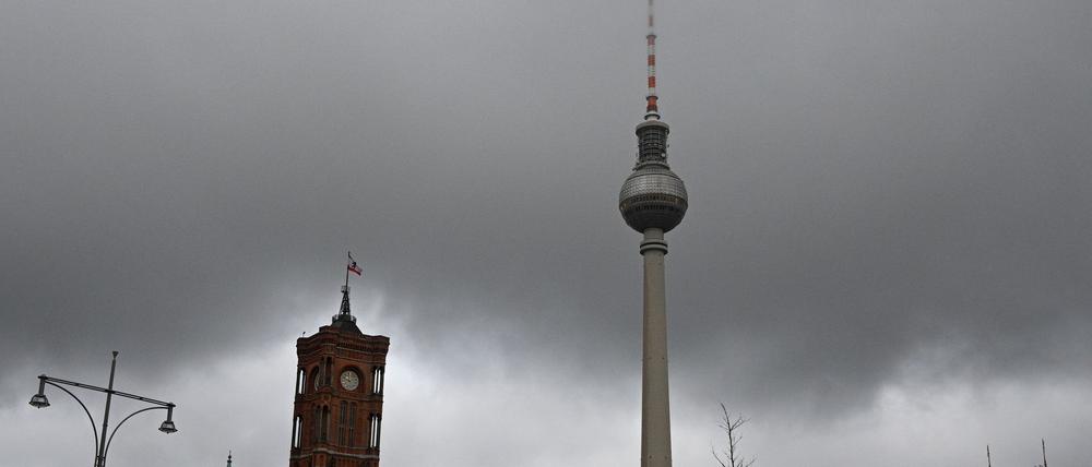 Meist grau und regnerisch zeigt sich der Himmel am Wochenende zum zweiten Advent in Berlin und Brandenburg. (Symbolbild)
