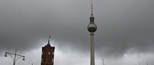 Meist grau und regnerisch zeigt sich der Himmel am Wochenende zum zweiten Advent in Berlin und Brandenburg. (Symbolbild)