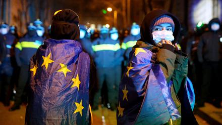 Die EU-Flagge ist bei den Protesten häufig zu sehen. Sie steht dabei für weit mehr als Beitrittsgespräche. 