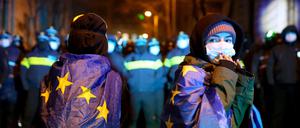 Die EU-Flagge ist bei den Protesten häufig zu sehen. Sie steht dabei für weit mehr als Beitrittsgespräche. 