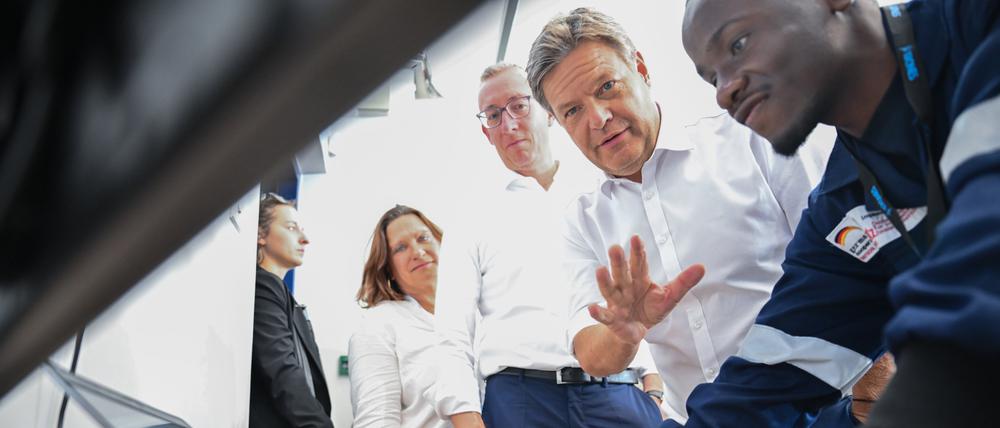 Robert Habeck (Bündnis 90/Die Grünen), Bundesminister für Wirtschaft und Klimaschutz, war zum Deutsch-Afrikanischen Wirtschaftsgipfel im kenianischen Nairobi.