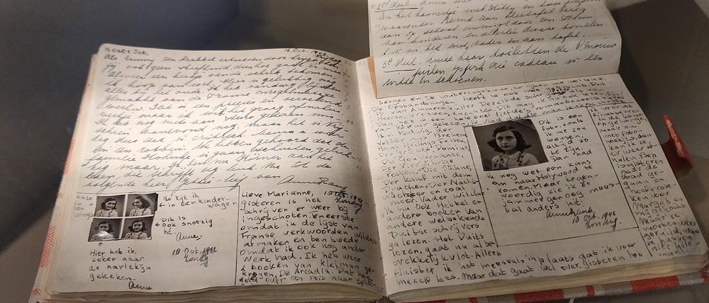 Das vielleicht berühmteste Tagebuch der Welt - das Anne Frank Zentrum Berlin erinnert an das Schicksal der Verfasserin. (Archivbild)