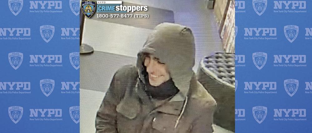 Dieses vom New York City Police Department zur Verfügung gestellte Bild zeigt einen Mann, der im Zusammenhang mit den Ermittlungen zur Ermordung von Brian Thompson, Chef des Versicherers United Healthcare, vor einem Hotel in Manhattan befragt werden soll. 