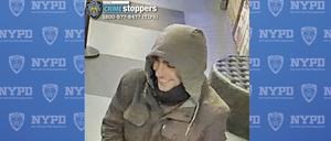 Dieses vom New York City Police Department zur Verfügung gestellte Bild zeigt einen Mann, der im Zusammenhang mit den Ermittlungen zur Ermordung von Brian Thompson, Chef des Versicherers United Healthcare, vor einem Hotel in Manhattan befragt werden soll.