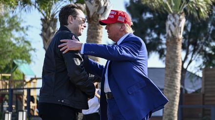 Der designierte US-Präsident Donald Trump (r) begrüßt Elon Musk vor dem Start des sechsten Testflugs der SpaceX Starship-Rakete. 