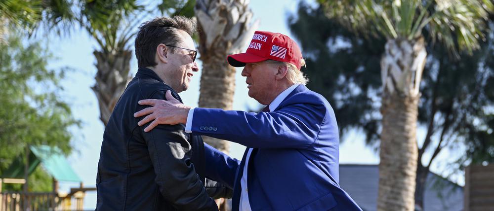 Der designierte US-Präsident Donald Trump (r) begrüßt Elon Musk vor dem Start des sechsten Testflugs der SpaceX Starship-Rakete.
