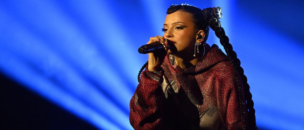 Nina Chuba zeigt sich in ihren neuen Songs von ihrer eher düsteren Seite.