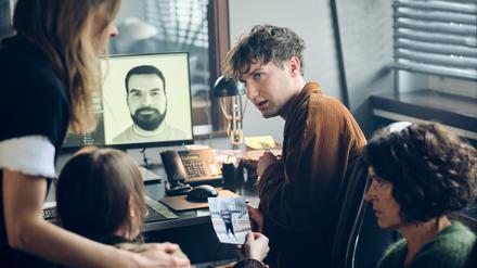 Johanna Stern (Lisa Bitter v.l.n.r.), Ellen Wagner (Lisa Hofer) und Lena Odenthal (Ulrike Folkerts) – sie alle hoffen, dass Swen (Samuel Benito) etwas einfällt, was sie zu dem Kidnapper führt.