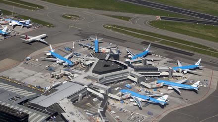 Viele Flieger müssen am Flughafen Schiphol in Amsterdam am Boden bleiben. 