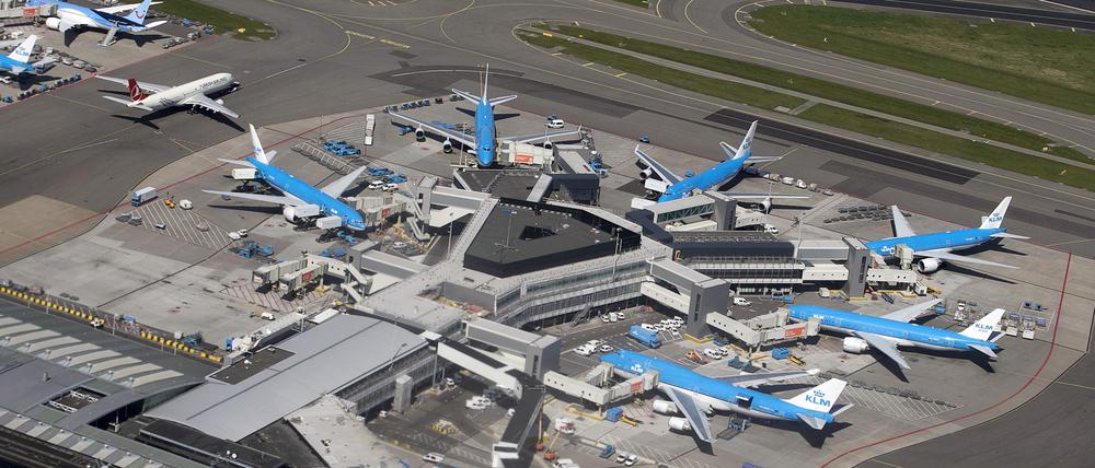 Viele Flieger müssen am Flughafen Schiphol in Amsterdam am Boden bleiben.