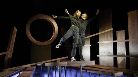 Jelena Kunz als Breseis und Gregor Knop als Spourgitis in „Troja! Passagiere im trojanischen Pferd“ in der Reithalle.
